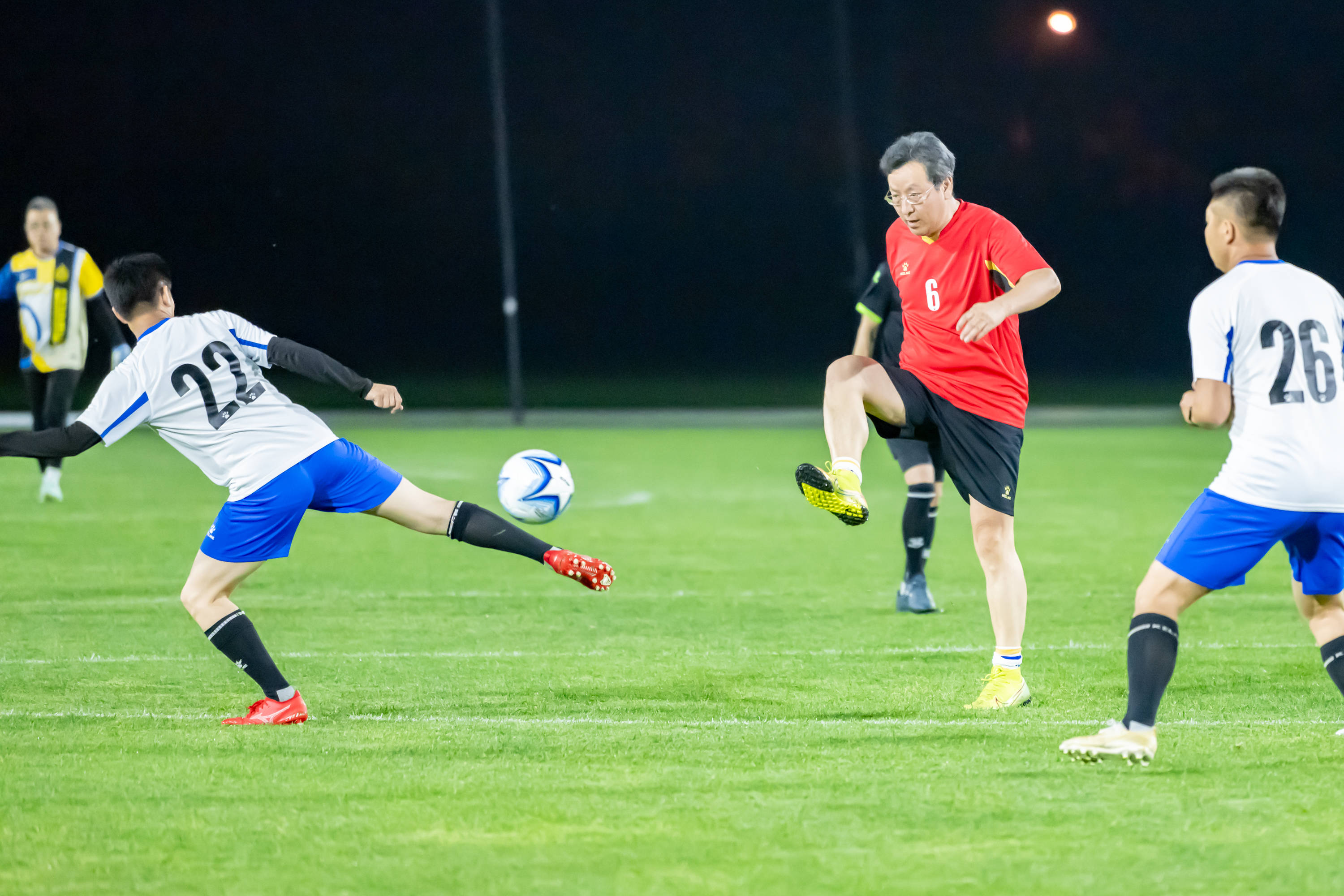 接及跨境电 接及跨境电