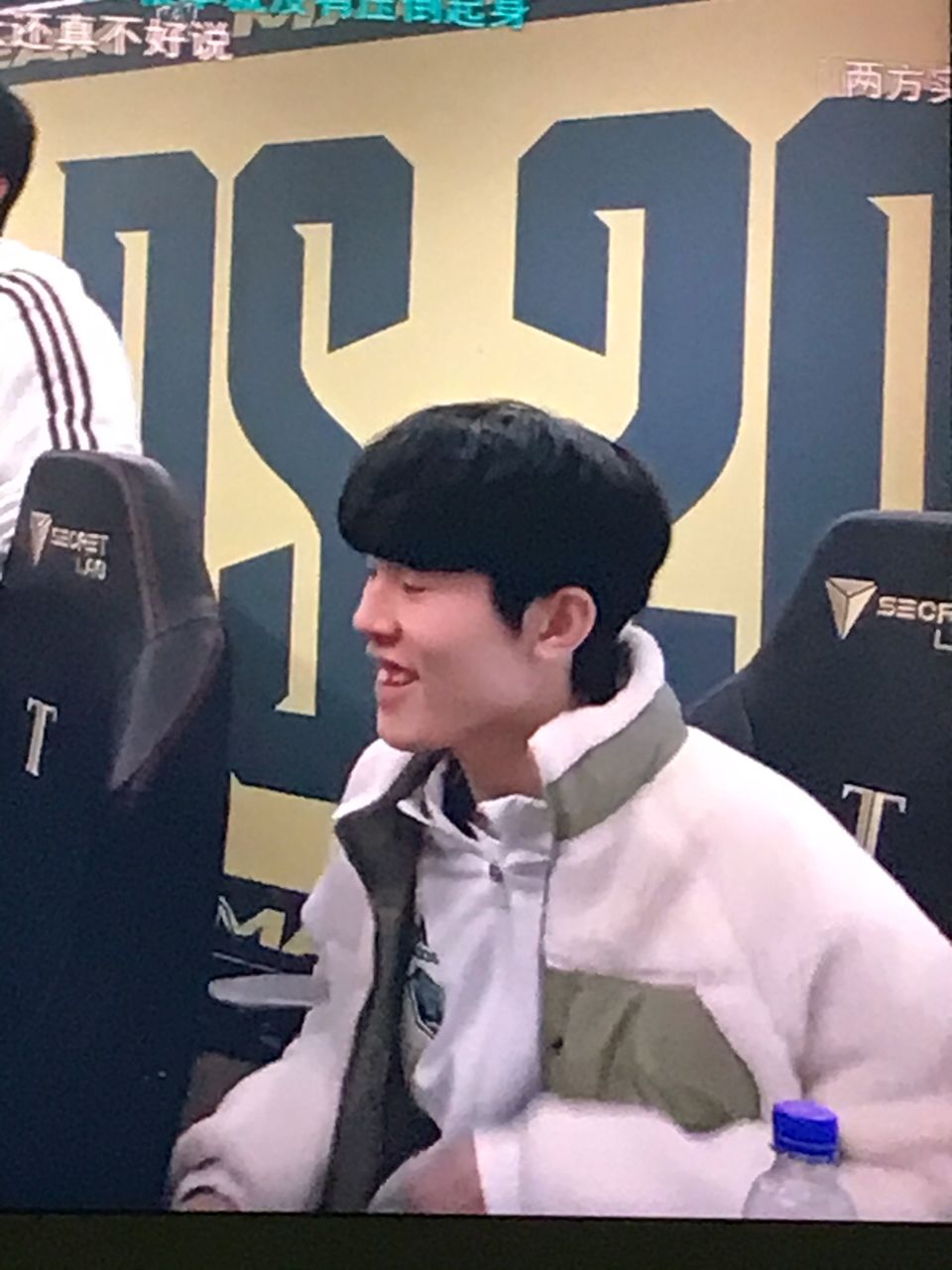 至略强的对 至略强的对