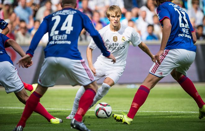 更高的足球 更高的足球